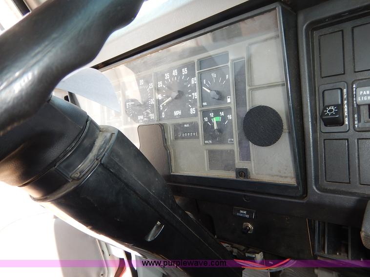 image for item K1607 2001 International 4700 water truck