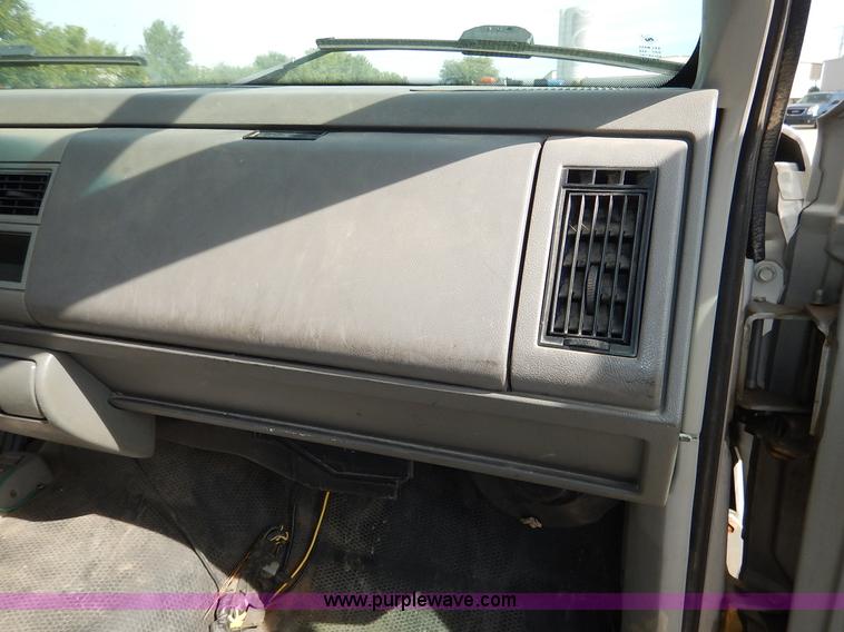 image for item K1637 1994 Chevrolet 1500 pickup truck