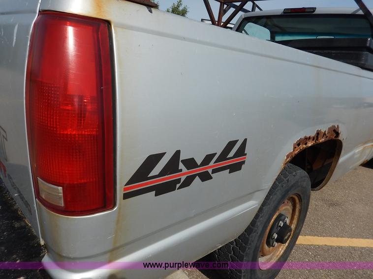 image for item K1637 1994 Chevrolet 1500 pickup truck