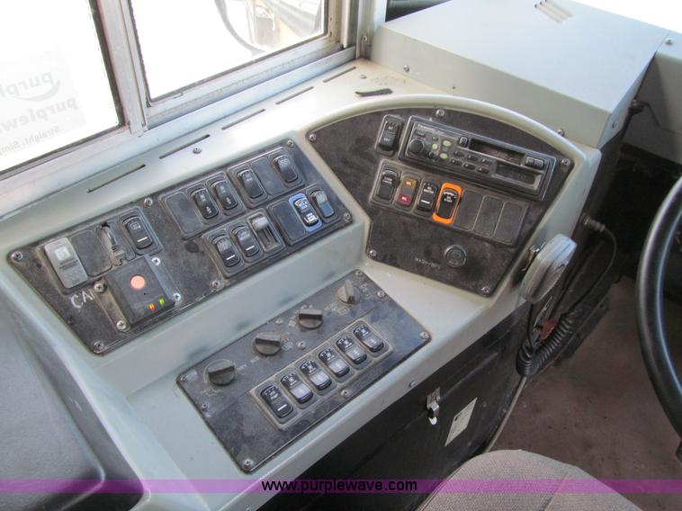 image for item K6250 2003 International 3800 school bus