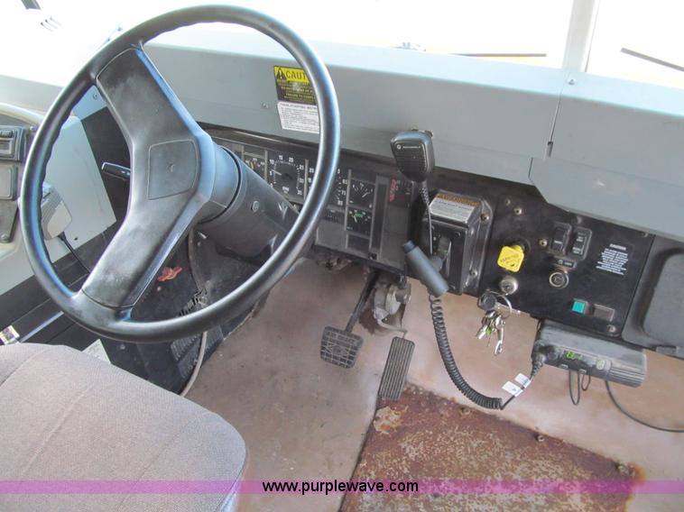 image for item K6250 2003 International 3800 school bus