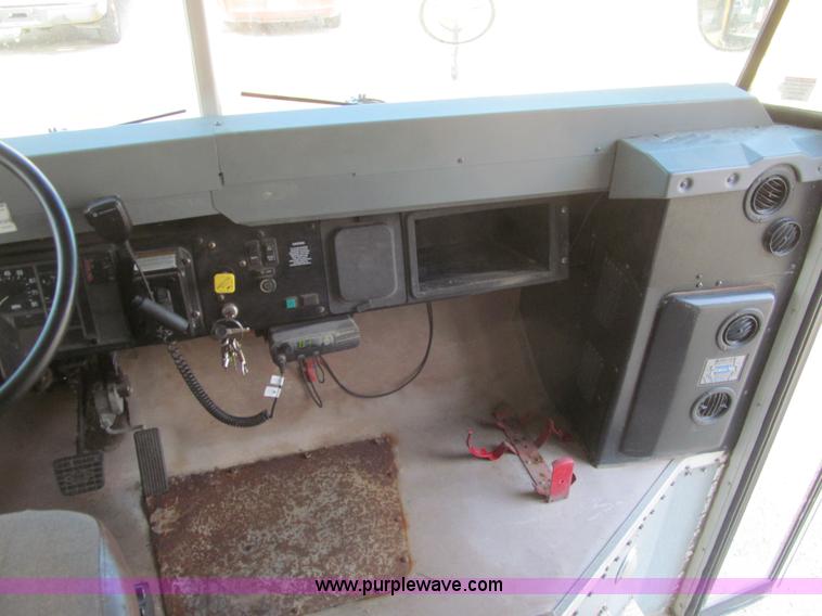 image for item K6250 2003 International 3800 school bus