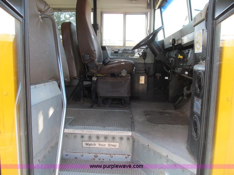 image for item K6252 2003 International 3800 school bus
