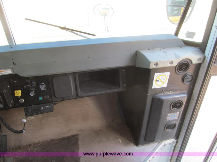 image for item K6252 2003 International 3800 school bus