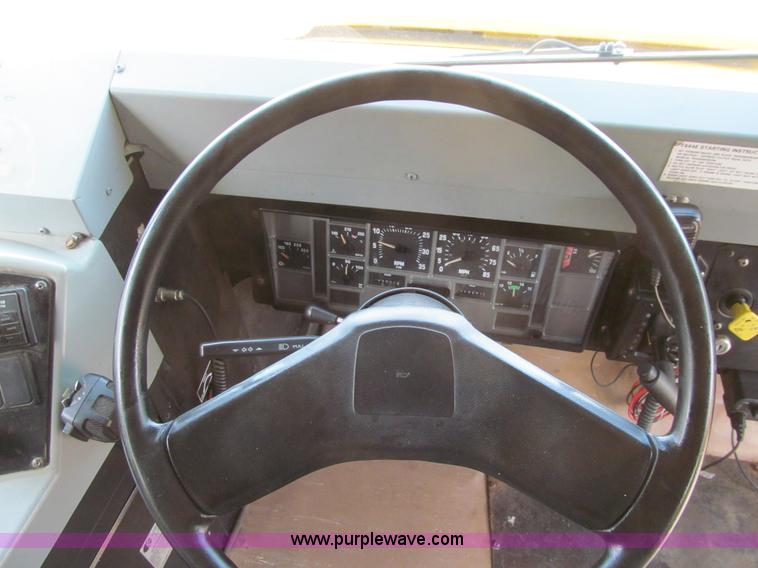 image for item K6253 2003 International 3800 school bus