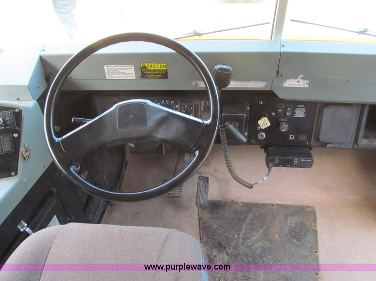 image for item K6255 2003 International 3800 school bus