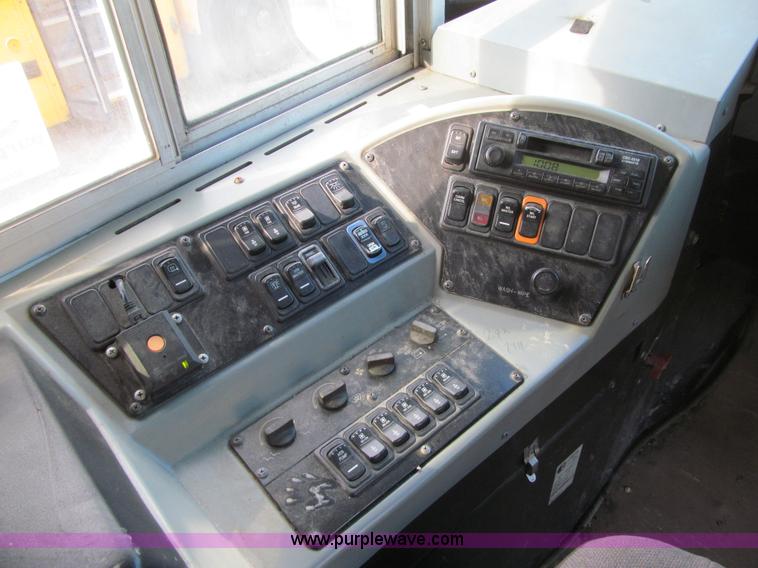 image for item K6256 2003 International 3800 school bus