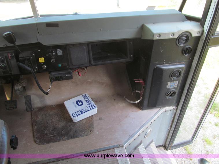 image for item K6256 2003 International 3800 school bus