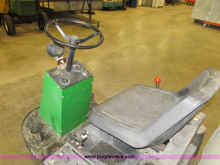 image for item K6297 John Deere 1500 self-propelled sprayer