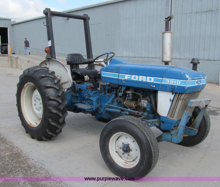 image for item K6331 1983 Ford 3910 tractor