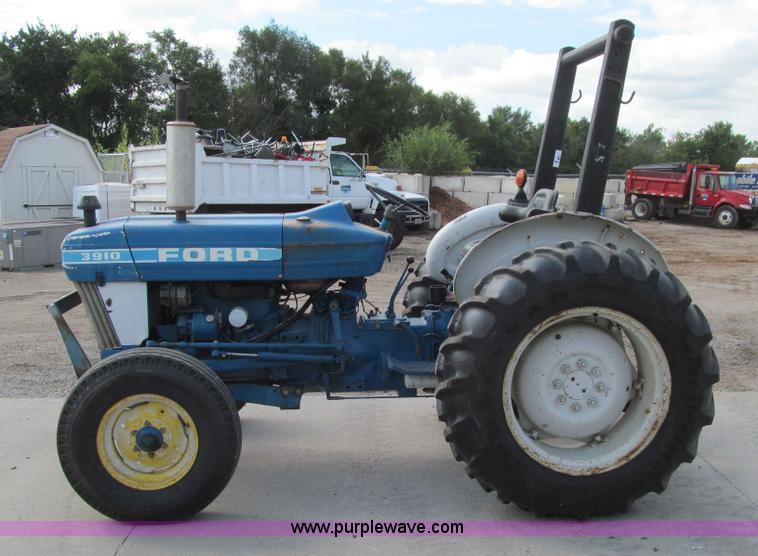 image for item K6331 1983 Ford 3910 tractor