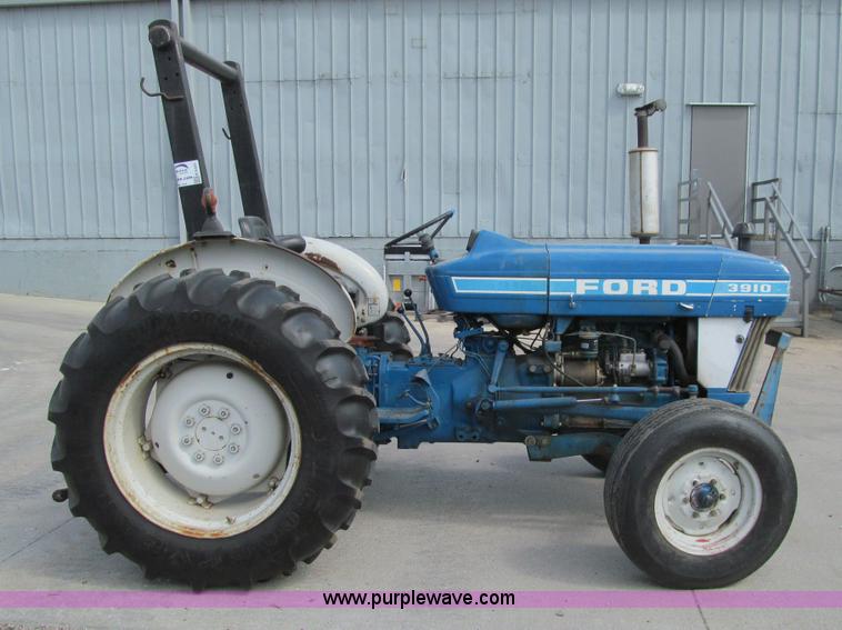 image for item K6331 1983 Ford 3910 tractor