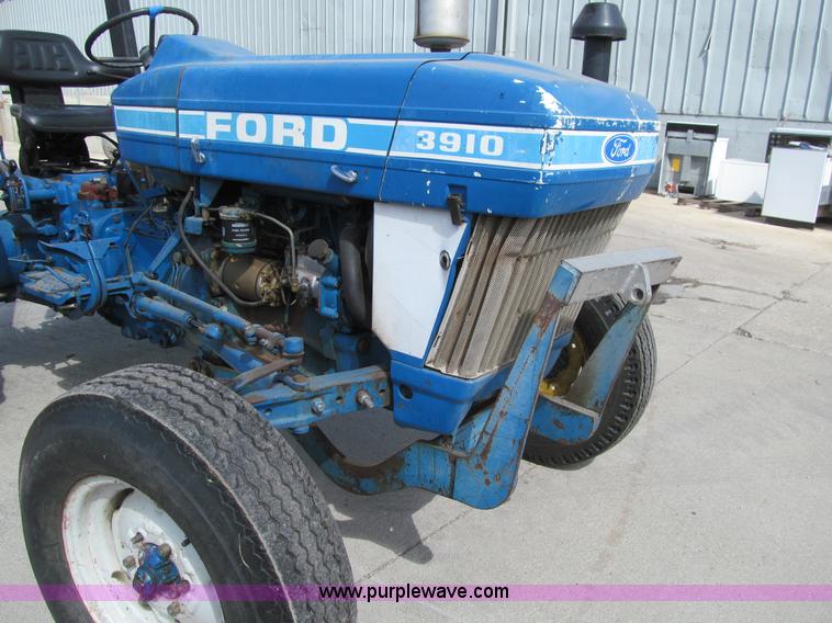 image for item K6331 1983 Ford 3910 tractor
