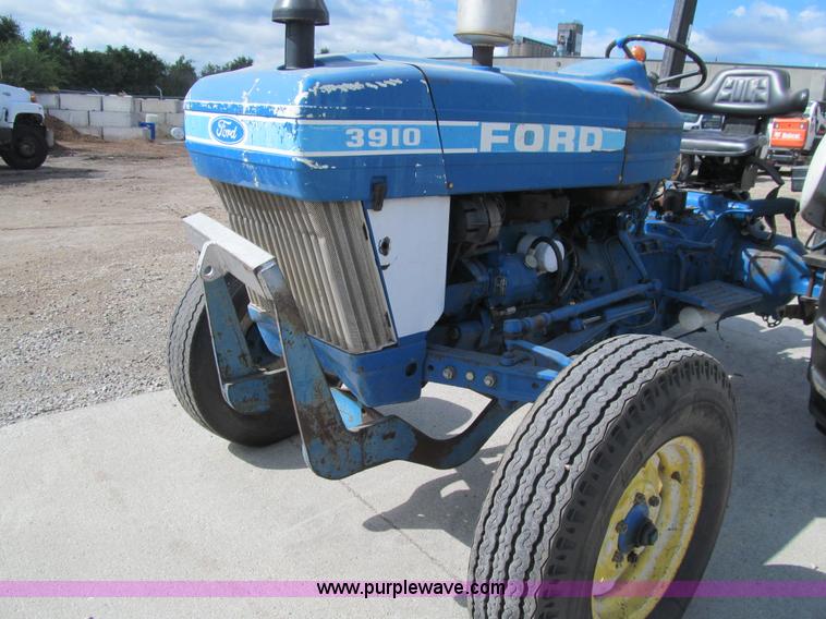 image for item K6331 1983 Ford 3910 tractor