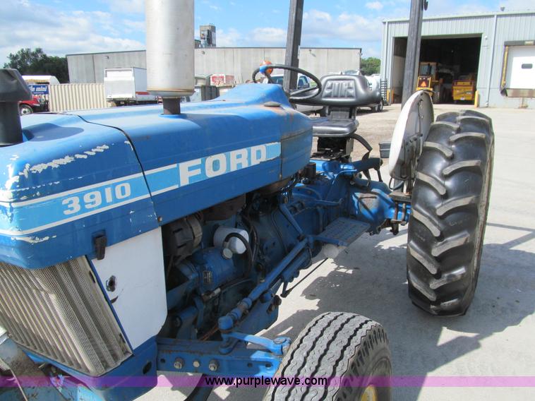 image for item K6331 1983 Ford 3910 tractor