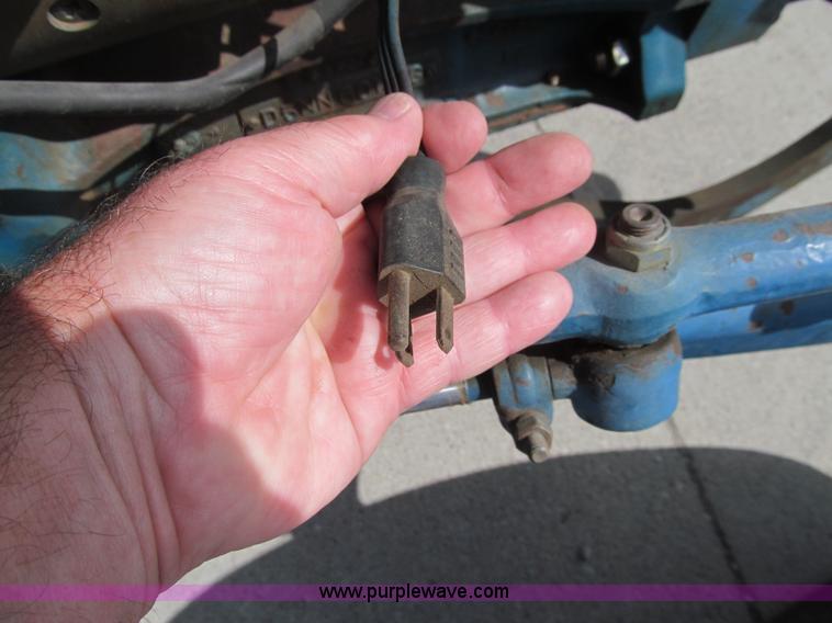 image for item K6331 1983 Ford 3910 tractor