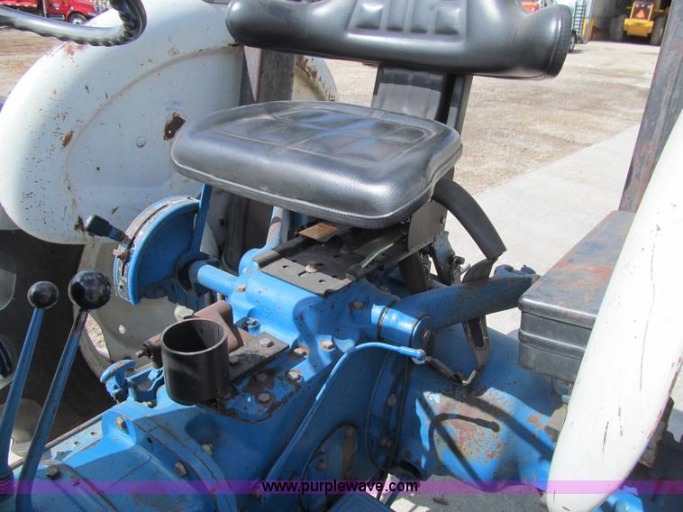 image for item K6331 1983 Ford 3910 tractor