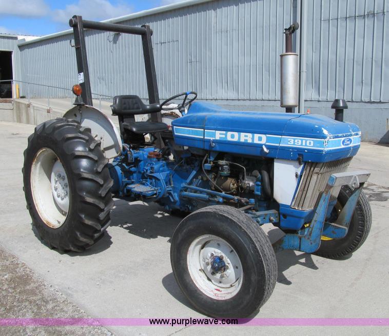 image for item K6331 1983 Ford 3910 tractor