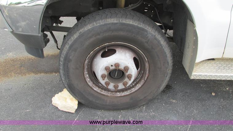 image for item L5253 2004 Ford F350 Super Duty ambulance