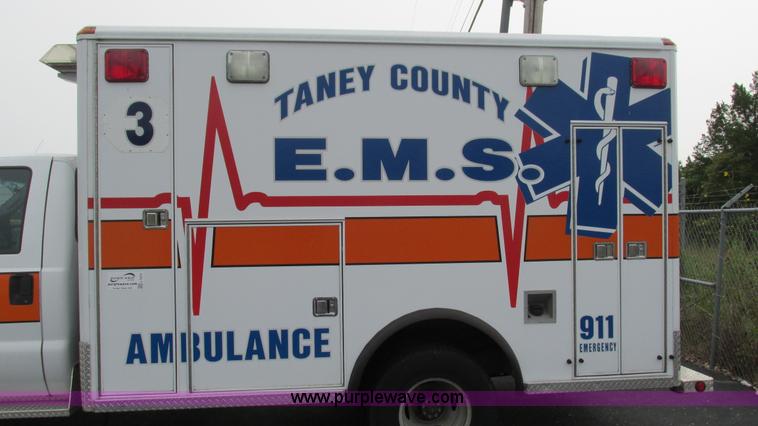 image for item L5253 2004 Ford F350 Super Duty ambulance