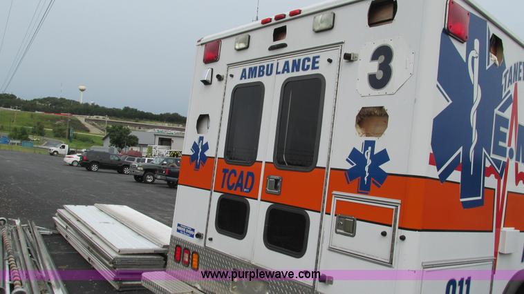 image for item L5253 2004 Ford F350 Super Duty ambulance