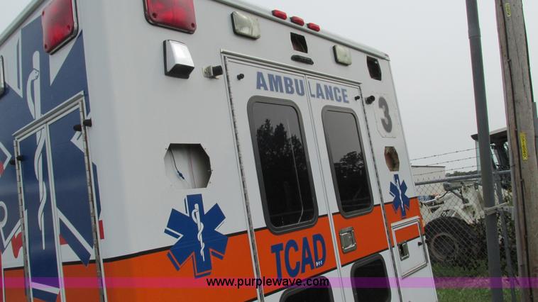 image for item L5253 2004 Ford F350 Super Duty ambulance