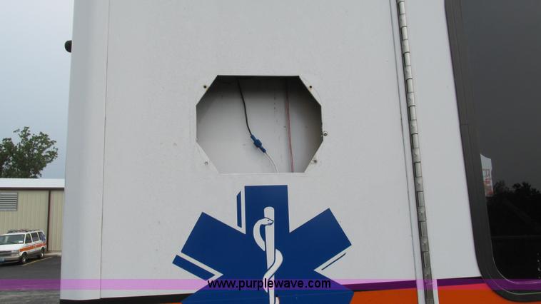 image for item L5253 2004 Ford F350 Super Duty ambulance