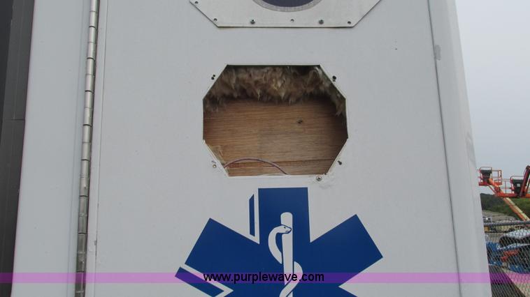 image for item L5253 2004 Ford F350 Super Duty ambulance