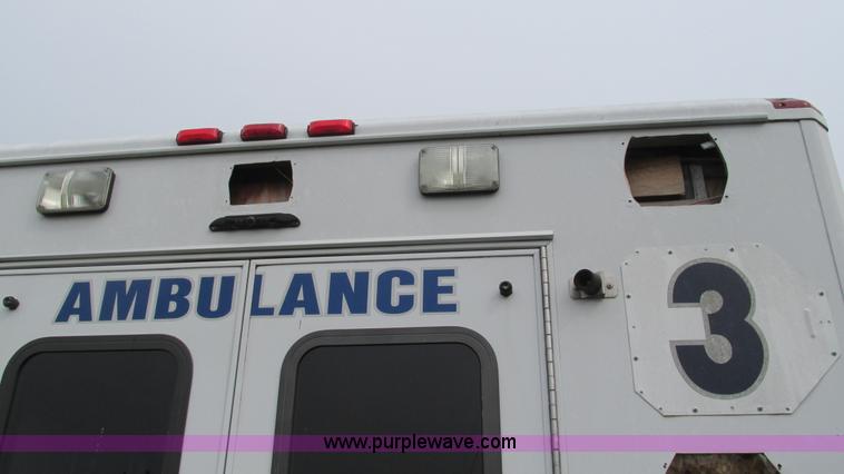 image for item L5253 2004 Ford F350 Super Duty ambulance