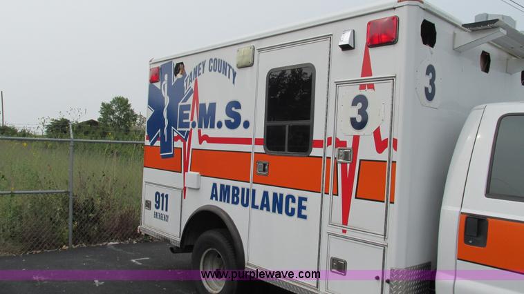 image for item L5253 2004 Ford F350 Super Duty ambulance