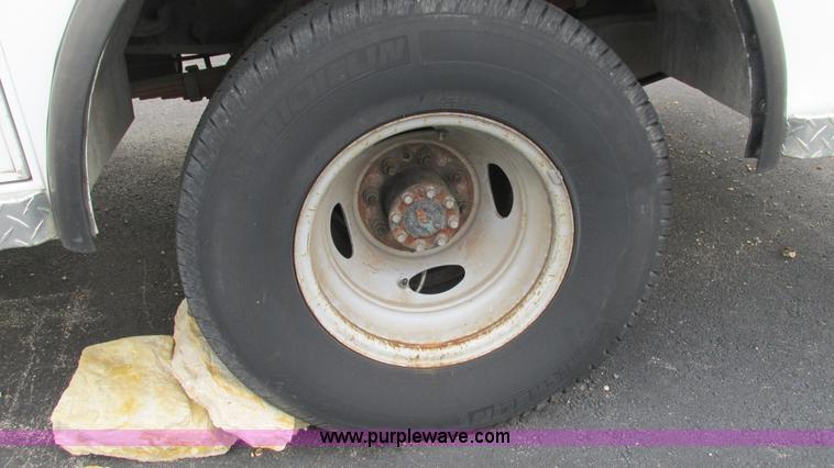 image for item L5253 2004 Ford F350 Super Duty ambulance