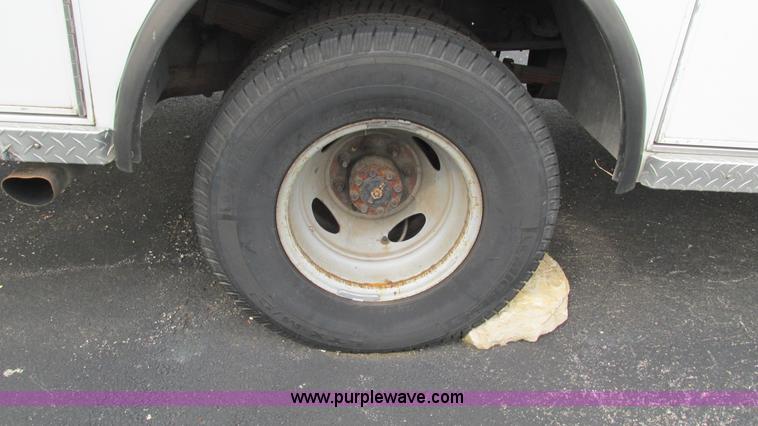 image for item L5253 2004 Ford F350 Super Duty ambulance