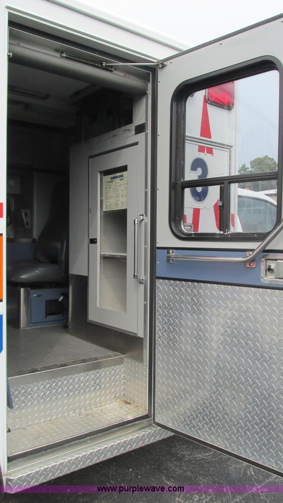 image for item L5253 2004 Ford F350 Super Duty ambulance