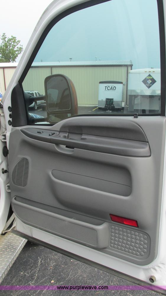 image for item L5253 2004 Ford F350 Super Duty ambulance