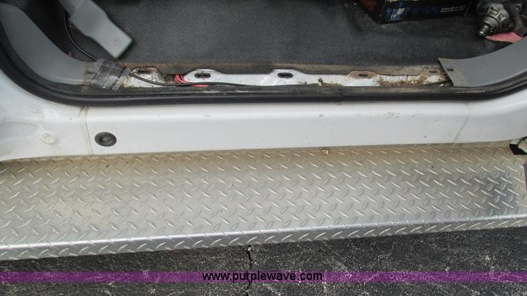 image for item L5253 2004 Ford F350 Super Duty ambulance