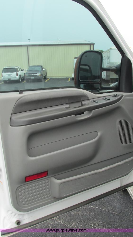 image for item L5253 2004 Ford F350 Super Duty ambulance