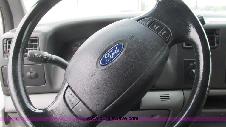 image for item L5253 2004 Ford F350 Super Duty ambulance