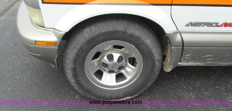 image for item L5254 2002 Chevrolet Astro van