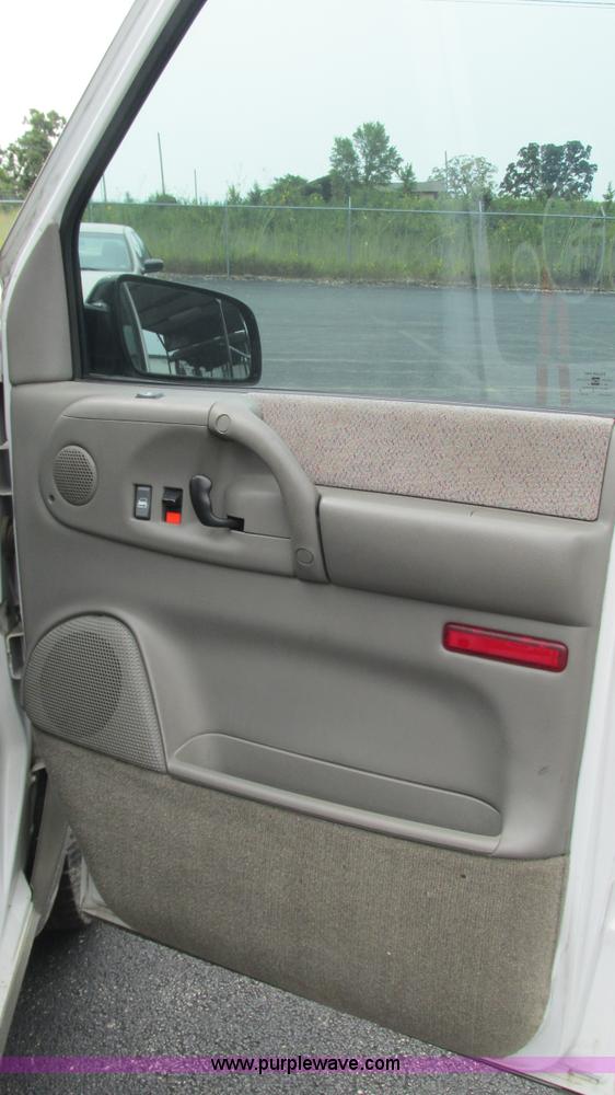 image for item L5254 2002 Chevrolet Astro van