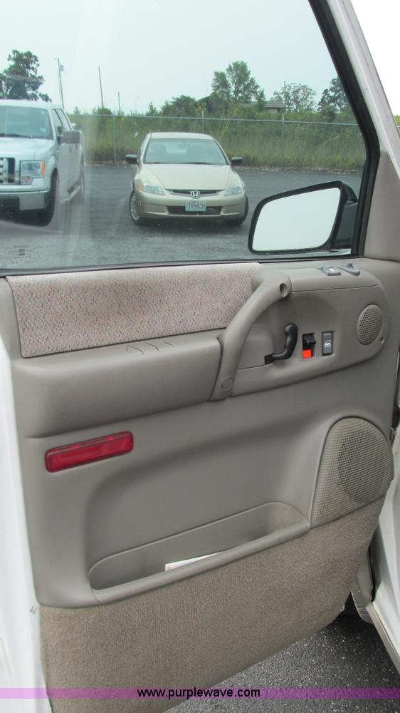 image for item L5254 2002 Chevrolet Astro van