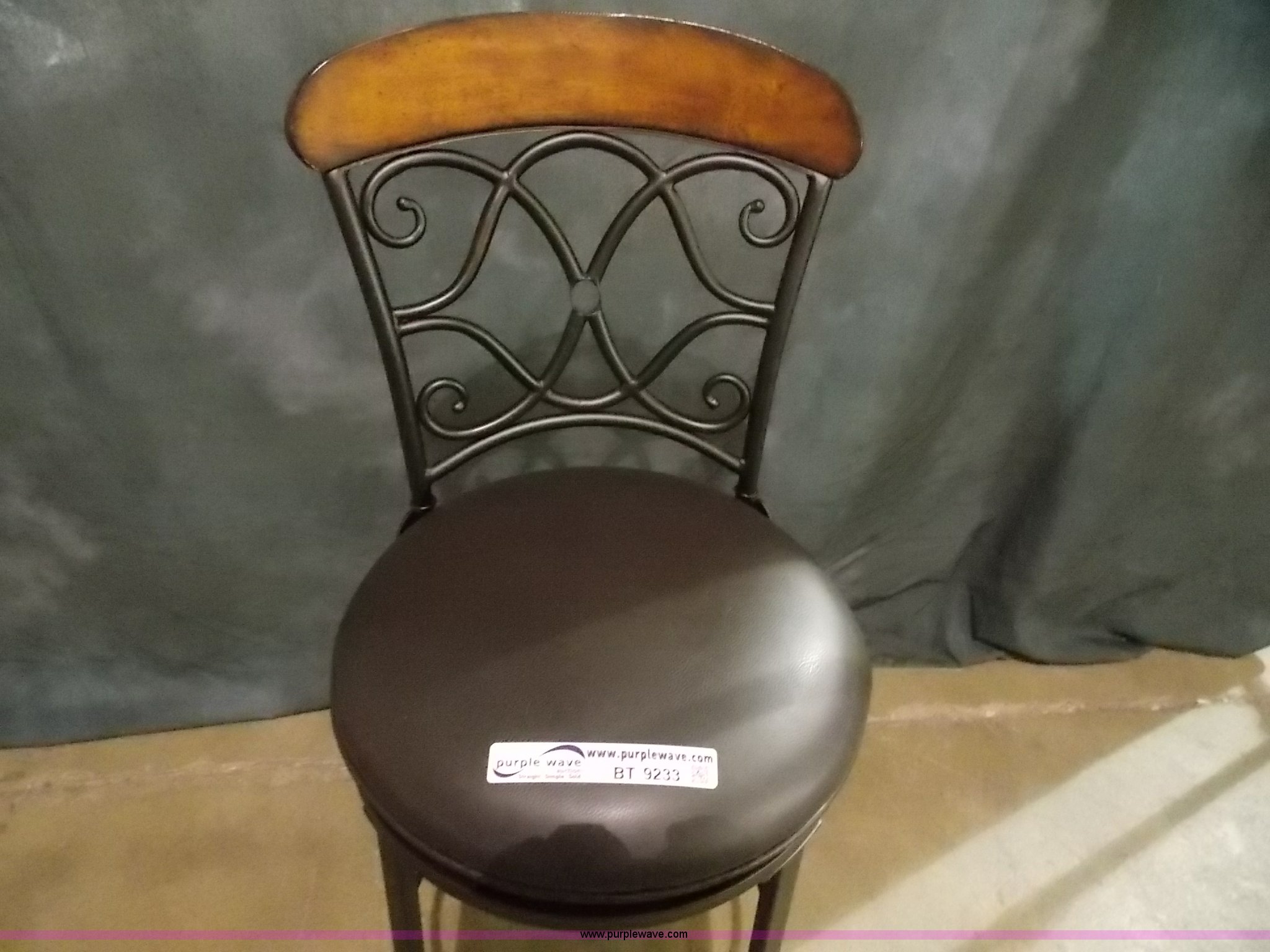 (4) bar stools in Manhattan, KS Item BT9233 sold Purple Wave