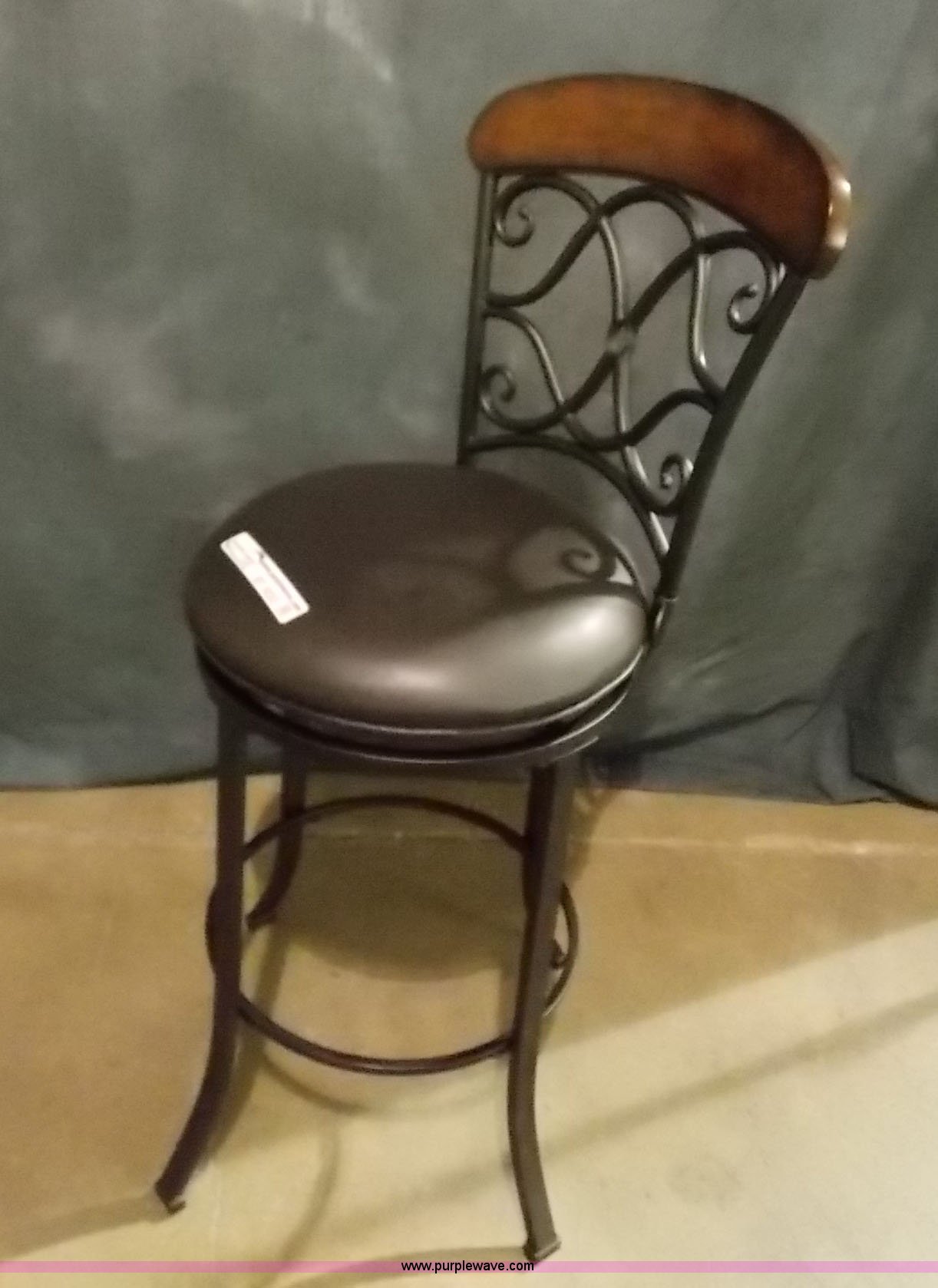 (4) bar stools in Manhattan, KS Item BT9233 sold Purple Wave