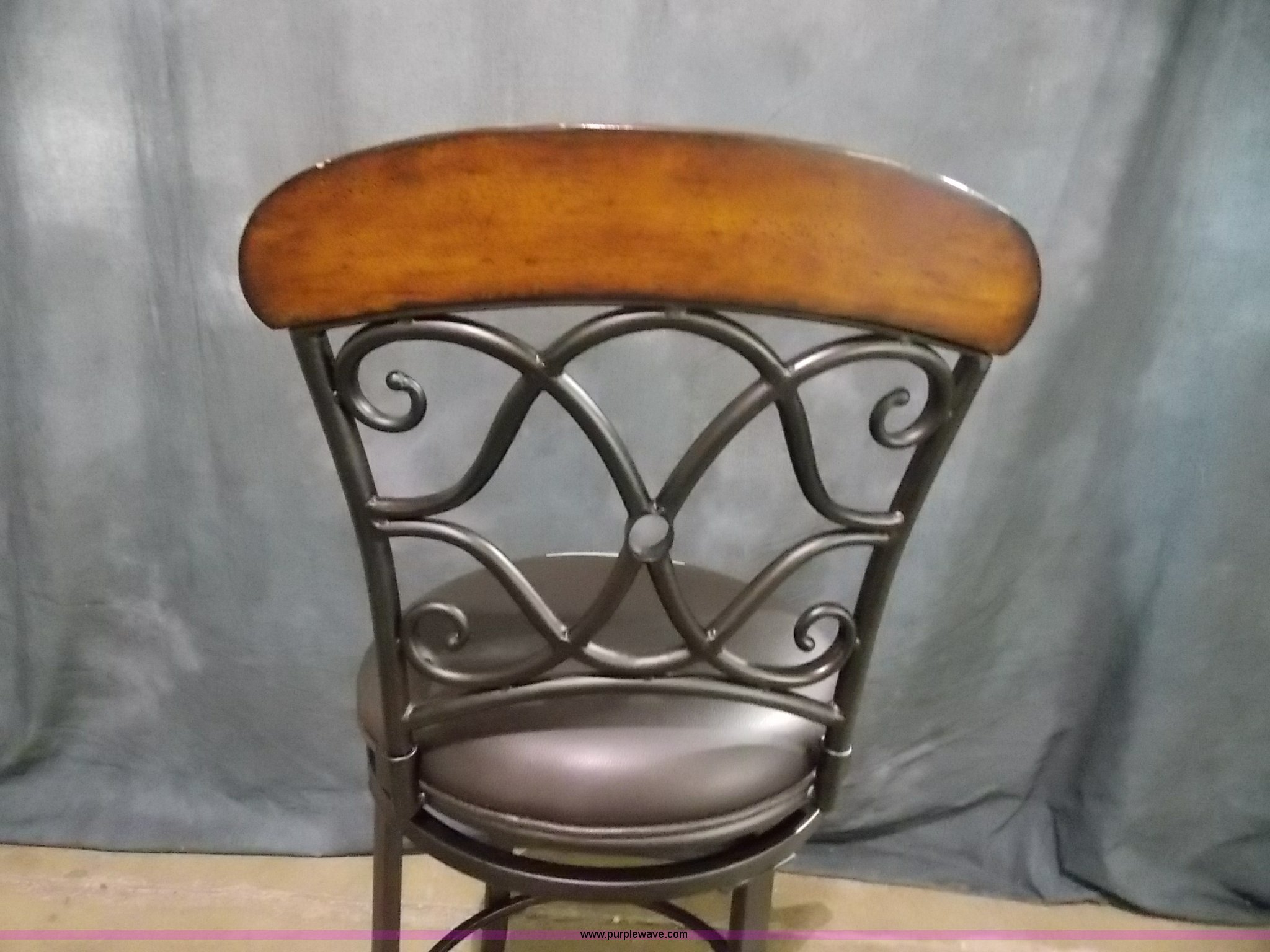 (4) bar stools in Manhattan, KS Item BT9233 sold Purple Wave