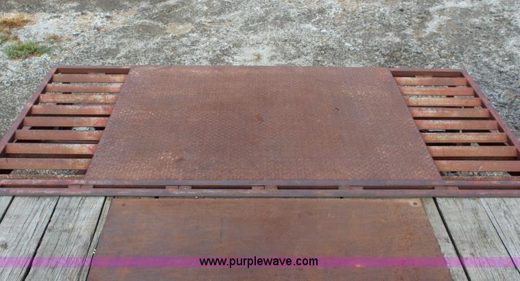 image for item J3620 1992 Titan equipment trailer