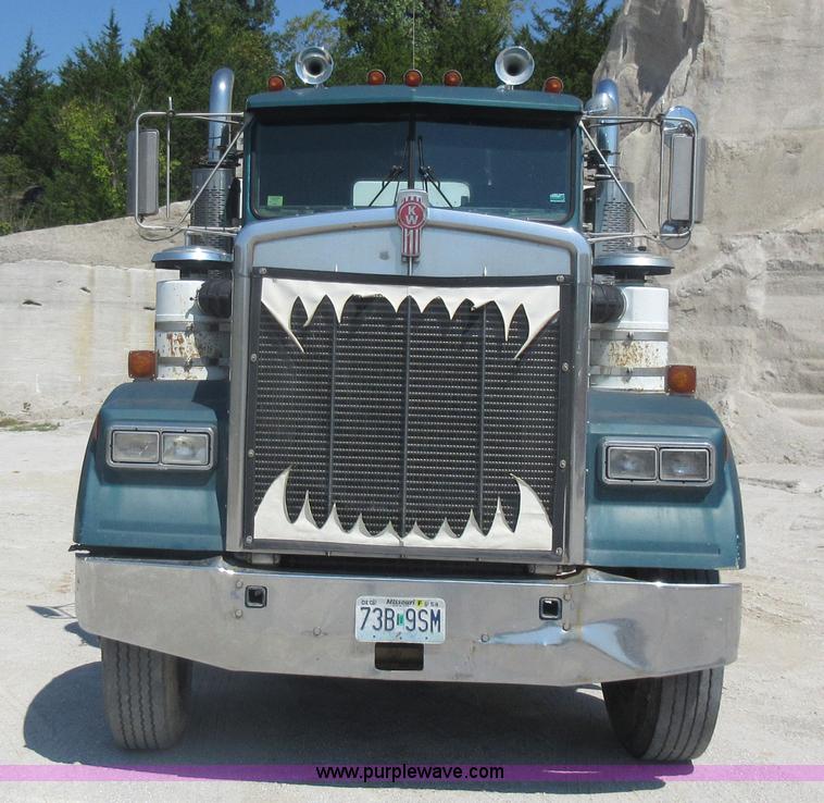 image for item J8647 1989 Kenworth W900 applicator truck