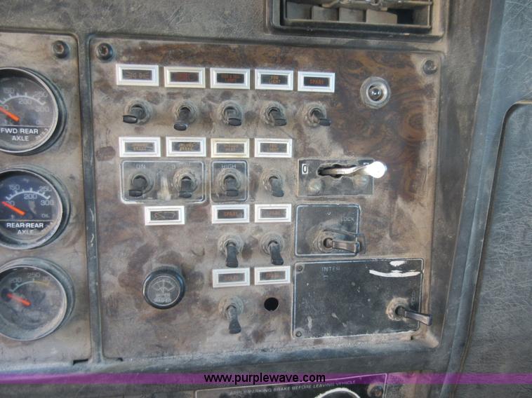 image for item J8647 1989 Kenworth W900 applicator truck