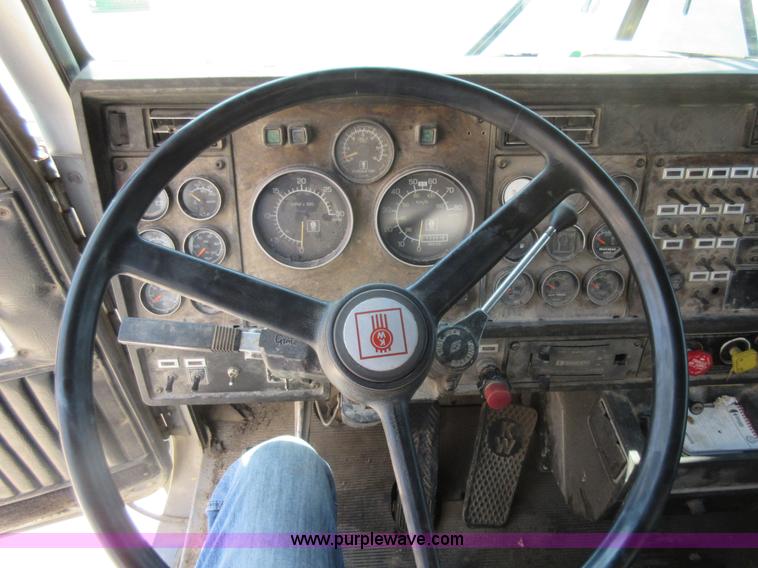 image for item J8647 1989 Kenworth W900 applicator truck