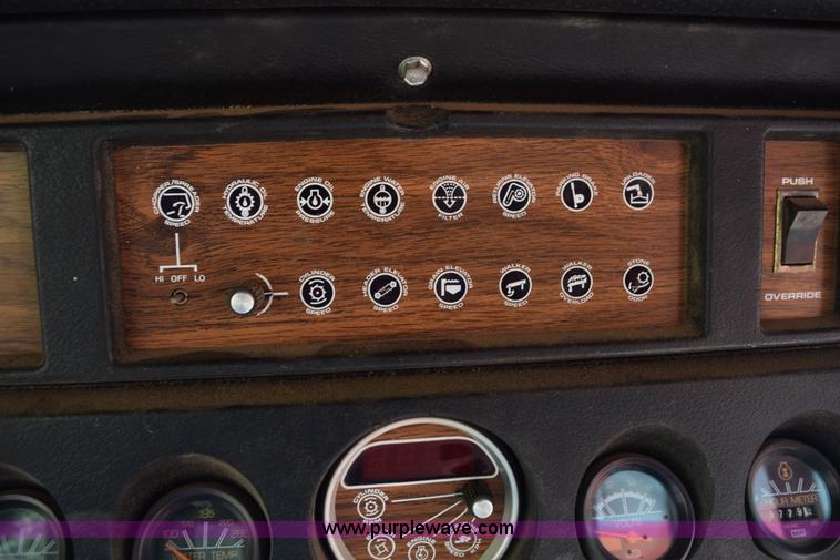 image for item L5816 1981 Massey-Ferguson 860 combine