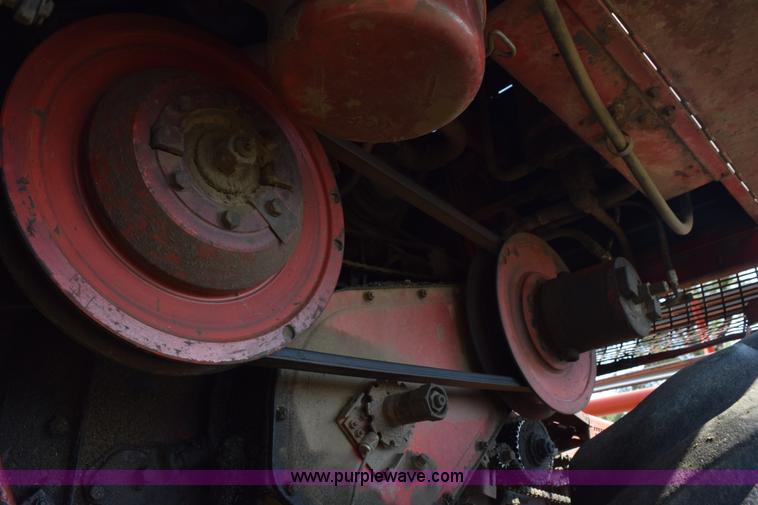 image for item L5816 1981 Massey-Ferguson 860 combine