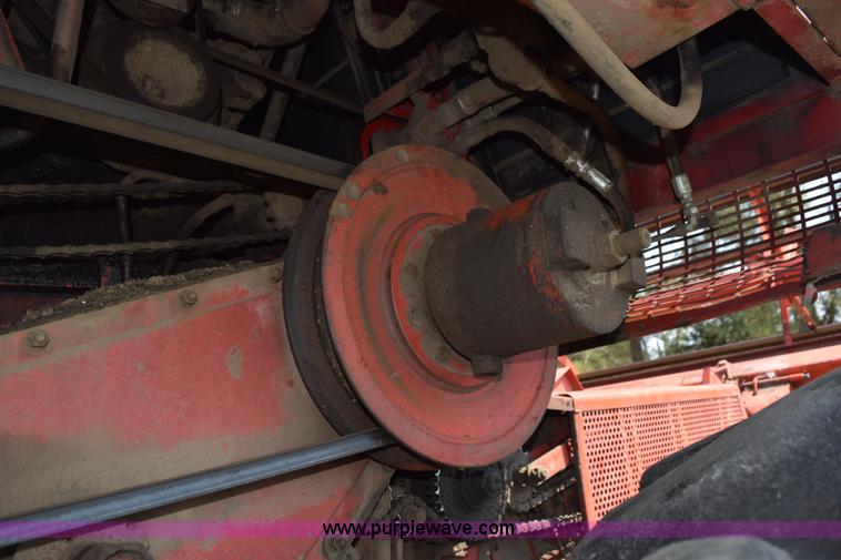 image for item L5816 1981 Massey-Ferguson 860 combine